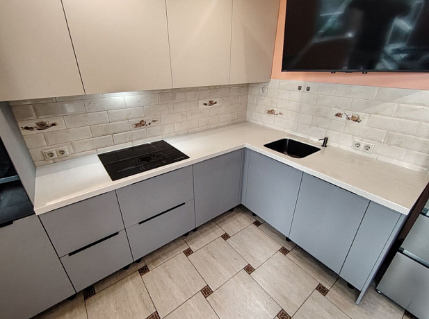 Г-образная столешница для кухни из камня Staron SB412 Birch — фото в интерьере